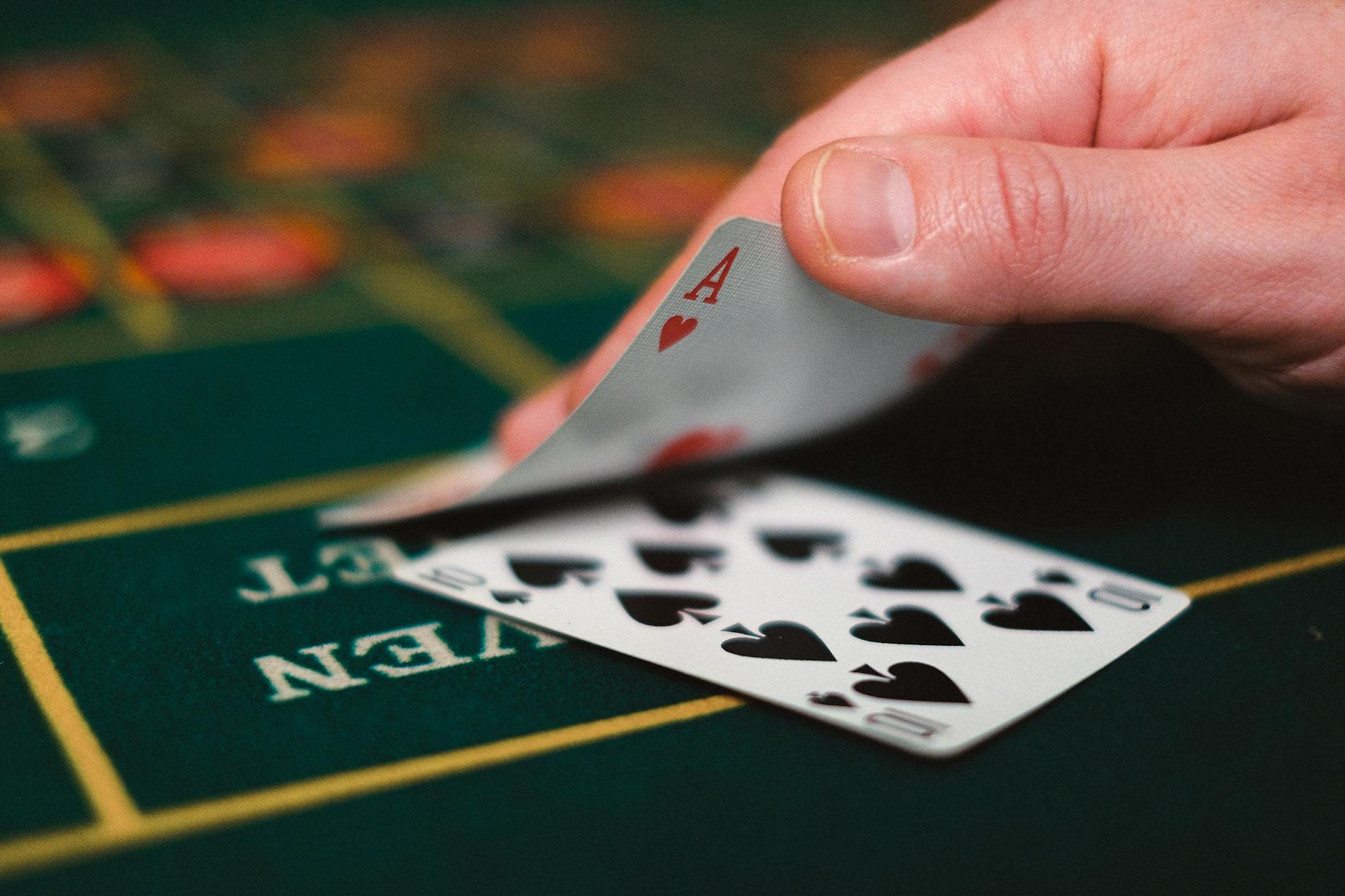 Trước khi chơi blackjack online, nên kiểm tra luật bàn, lịch sử ván và điều khoản thanh toán.